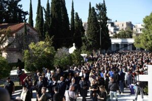 Μεγάλη συγκίνηση! Με το «Ας κρατήσουν οι χοροί» στο Α’ Νεκροταφείο Αθηνών ο Διονύσης Σαββόπουλος (vid)