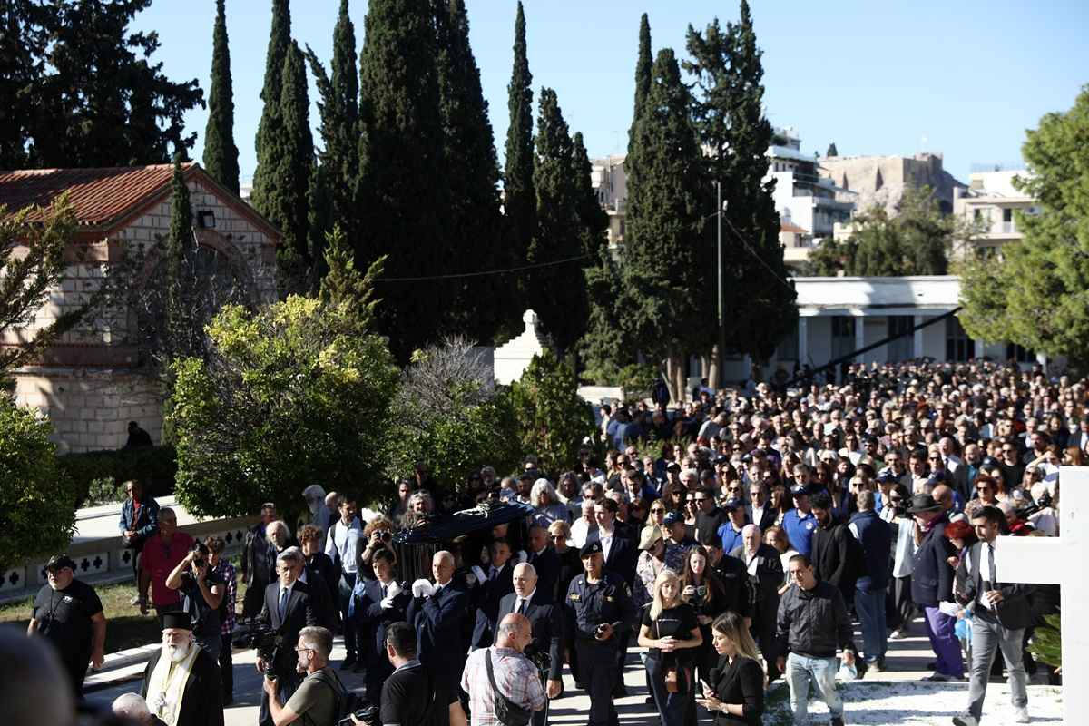Μεγάλη συγκίνηση! Με το «Ας κρατήσουν οι χοροί» στο Α’ Νεκροταφείο Αθηνών ο Διονύσης Σαββόπουλος (vid)