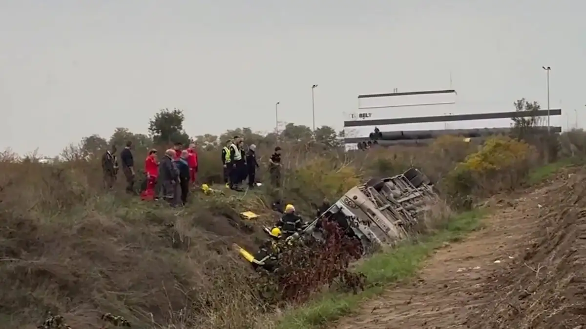 Τραγωδία με τρεις νεκρούς και δεκάδες τραυματίες από ανατροπή διώροφου λεωφορείου