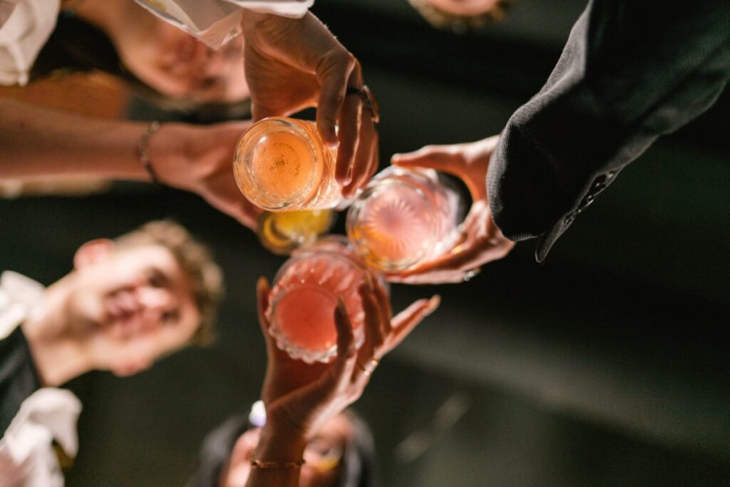 Συναγερμός για την κατανάλωση αλκοόλ από ανηλίκους – Μαθητές πίνουν σε σχολικές εκδηλώσεις και κλαμπ