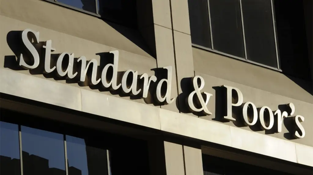 Standard & Poor’s: Σταθερή η βαθμολογία της Ελλάδας στο «BBB» – Διατηρούνται οι θετικές προοπτικές της οικονομίας