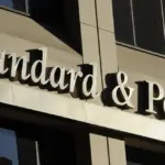 Standard & Poor’s: Σταθερή η βαθμολογία της Ελλάδας στο «BBB» – Διατηρούνται οι θετικές προοπτικές της οικονομίας