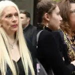 Μάρα Θρασυβουλίδου: Συντετριμμένη αποχαιρέτησε τον σύζυγό της Γιώργο Νιάρχο στην Κηφισιά