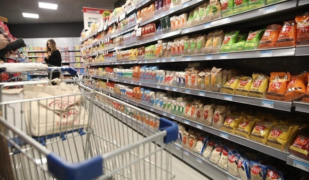 Έκτακτη ανακοίνωση για τις μειωμένες τιμές στα σούπερ μάρκετ – «Δεν θα είναι ίδιες σε όλα τα καταστήματα», ξεκαθαρίζει η Ένωση