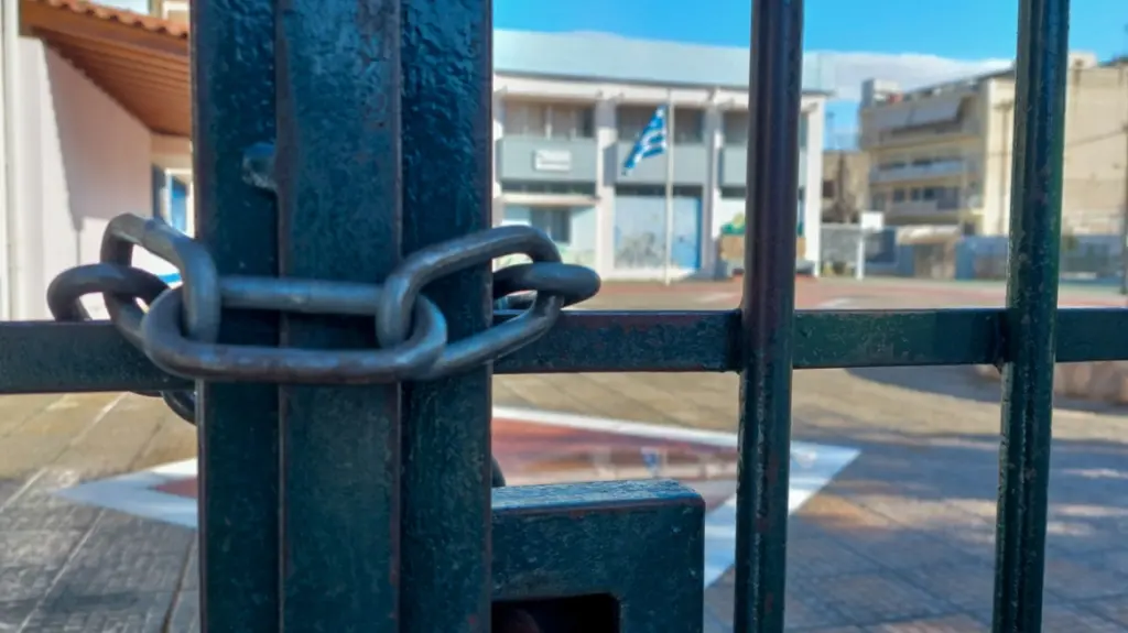 Μαθητές με σκουπόξυλα επιτέθηκαν σε σχολείο – Τρεις καθηγητές τραυματίες