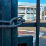 Μαθητές με σκουπόξυλα επιτέθηκαν σε σχολείο – Τρεις καθηγητές τραυματίες