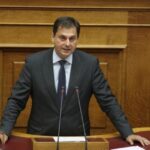 Έβαλαν φωτιά στο γραφείο του Χάρη Θεοχάρη