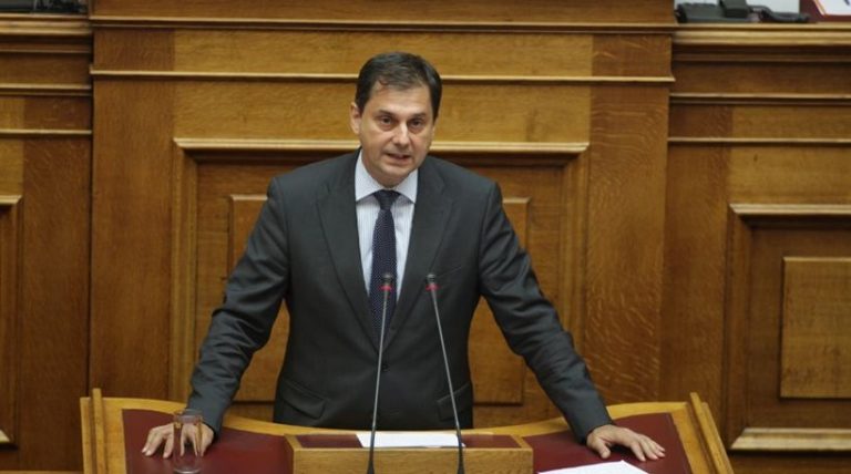 Έβαλαν φωτιά στο γραφείο του Χάρη Θεοχάρη