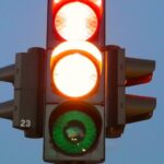 Πορτοκαλί φανάρι: Σταματάς ή περνάς; Τι ισχύει με τον νέο ΚΟΚ