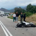 Τροχαίο με αγροτικό και δύο μηχανές: Νεκρός ο 21χρονος – Χαροπαλεύει 37χρονος