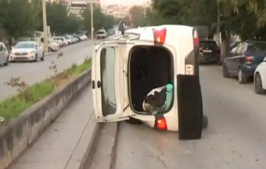 Ανατροπή ΙΧ στη Θεσσαλονίκη: Αυτοκίνητο «τούμπαρε» στη μέση του δρόμου