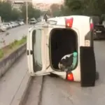 Ανατροπή ΙΧ στη Θεσσαλονίκη: Αυτοκίνητο «τούμπαρε» στη μέση του δρόμου