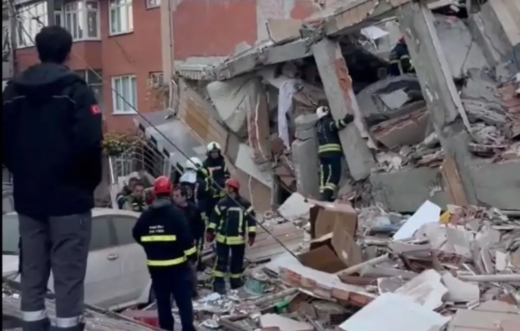 Κατέρρευσε πολυκατοικία – Αγωνία για εγκλωβισμένους στα συντρίμμια