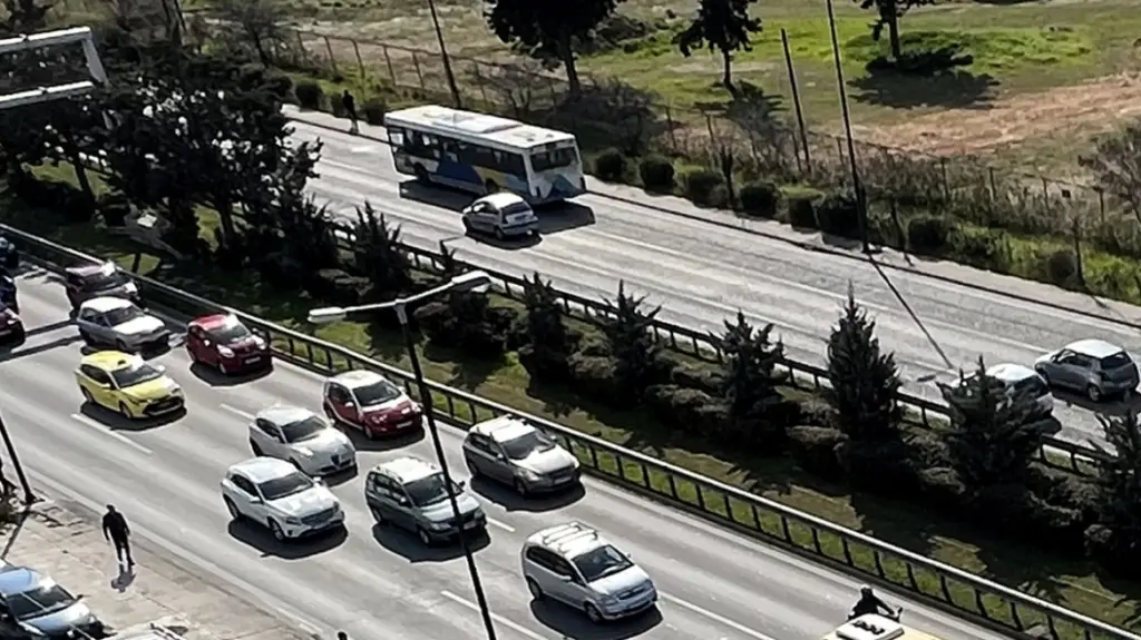 «Κόλαση» τώρα στην Παραλιακή λόγω σπασμένου αγωγού