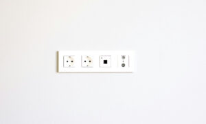 Οι δύο νέοι τύποι πολύμπριζων που μειώνουν άμεσα τον λογαριασμό ρεύματος