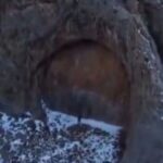 Θρίλερ στο Καζακστάν – Περιπατητές βρήκαν γιγάντια πόρτα στα βουνά και κανείς δεν ξέρει τι είναι!