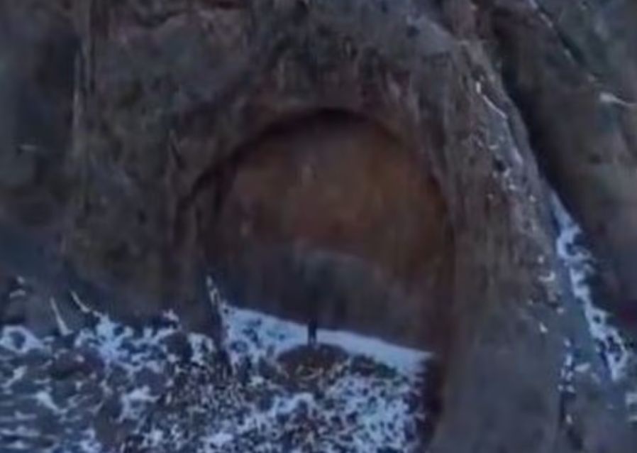 Θρίλερ στο Καζακστάν – Περιπατητές βρήκαν γιγάντια πόρτα στα βουνά και κανείς δεν ξέρει τι είναι!