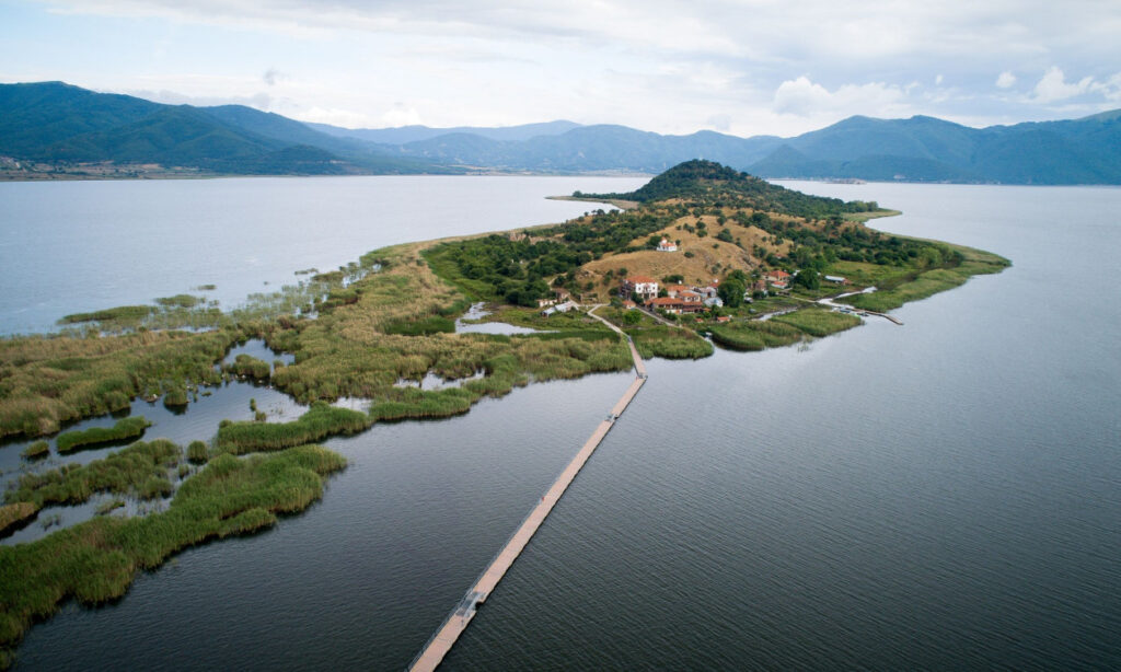 Το μικροσκοπικό ελληνικό νησί μέσα σε λίμνη – Οι λιγοστοί κάτοικοι και οι θρύλοι