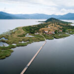 Το μικροσκοπικό ελληνικό νησί μέσα σε λίμνη – Οι λιγοστοί κάτοικοι και οι θρύλοι