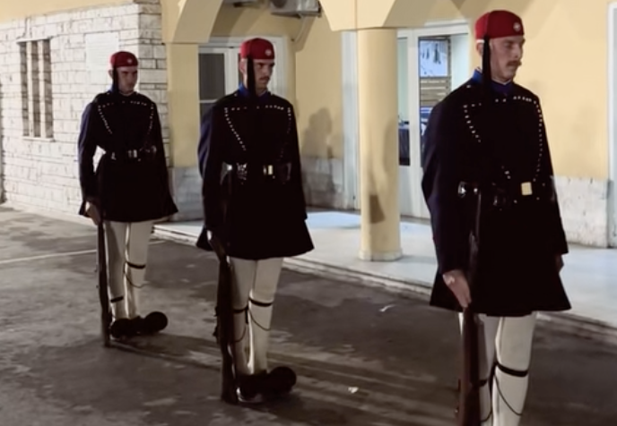 Συγκίνηση! Εύζωνες ξεσπούν σε κλάματα στην τελευταία τους υπηρεσία (video)