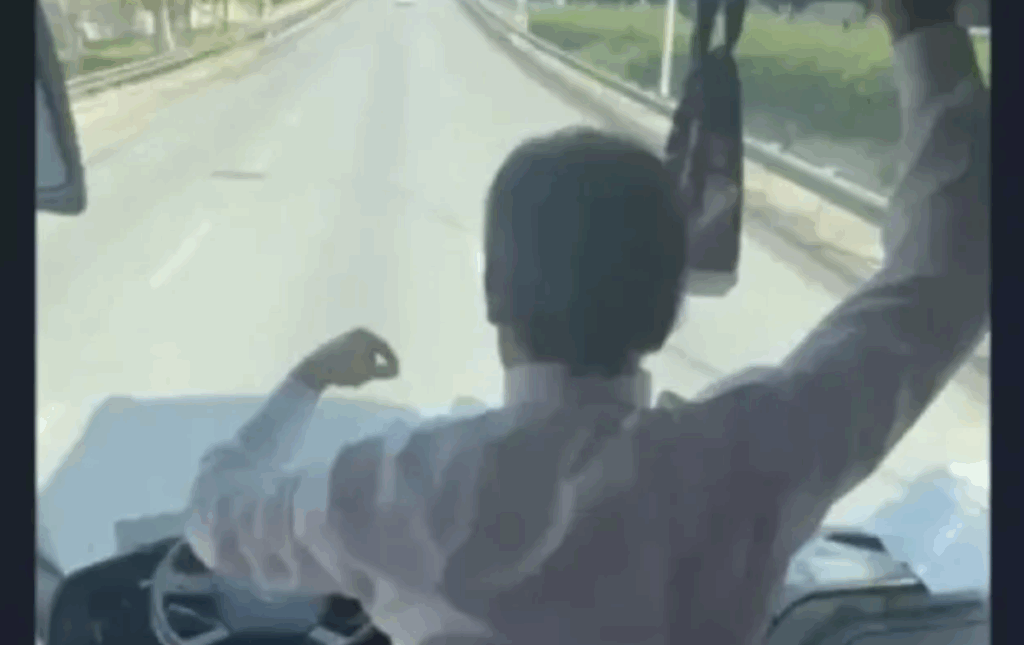 Απίστευτα πράγματα! Οδηγός λεωφορείου άφησε το τιμόνι και άρχισε να χορεύει (video)