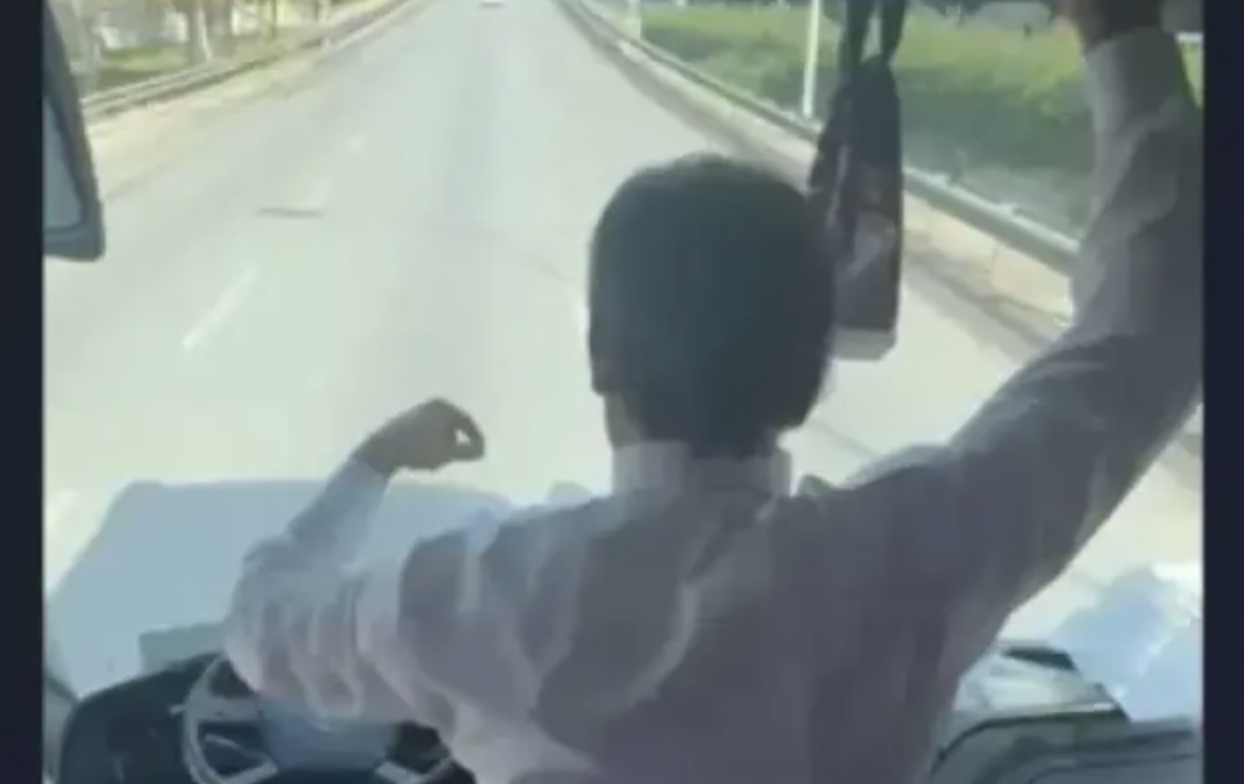 Απίστευτα πράγματα! Οδηγός λεωφορείου άφησε το τιμόνι και άρχισε να χορεύει (video)