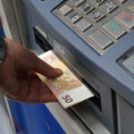 Ουρές στα ΑΤΜ για το έκτακτο 250άρι: Ποιοι συνταξιούχοι πληρώνονται νωρίτερα και ποιοι μένουν εκτός ενίσχυσης