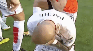 Άγριο ξύλο σε ποδοσφαιρικό αγώνα – Σοκάρουν τα βίντεο