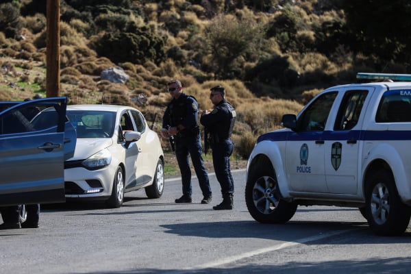 Νέα επιχείρηση της ΕΛ.ΑΣ. στα Βορίζια: Τρεις προσαγωγές και έρευνες για τα όπλα της φονικής βεντέτας