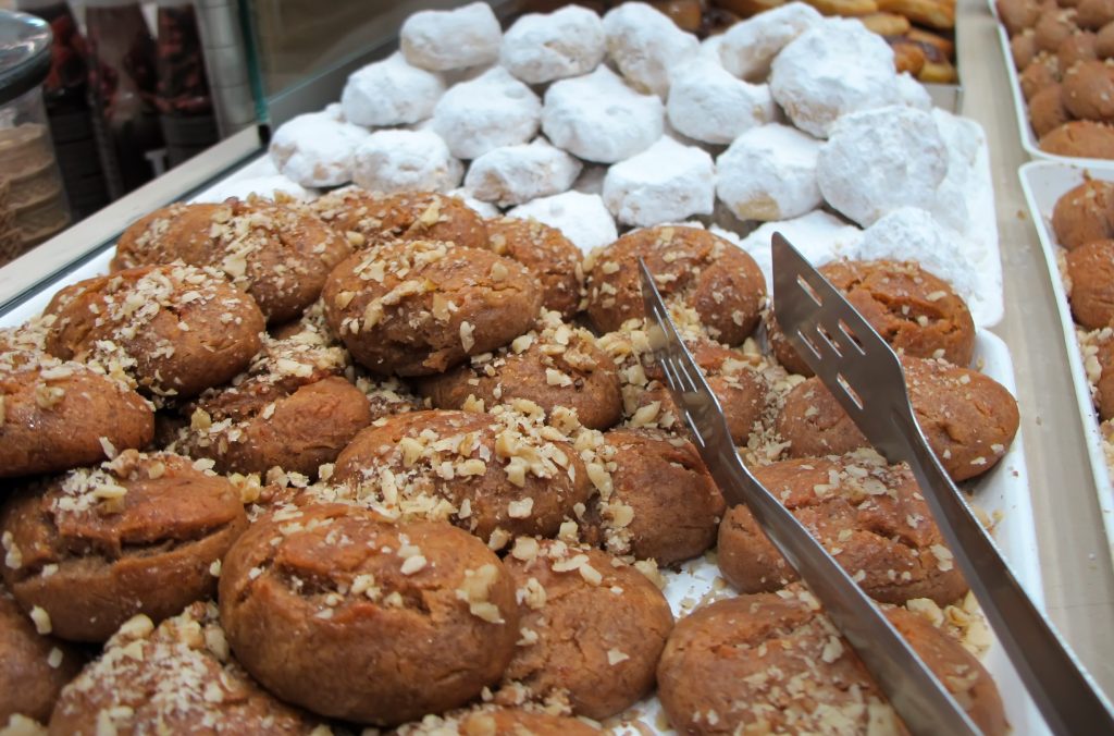 Κουραμπιέδες και μελομακάρονα: Ποιες τιμές θα δούμε φέτος τα Χριστούγεννα