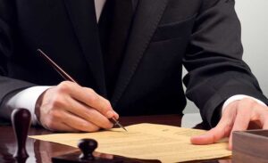 Τεράστια ανατροπή! «Οι κληρονόμοι δεν θα αναγκάζονται να αποποιηθούν κληρονομιά για να μην επωμισθούν χρέη»