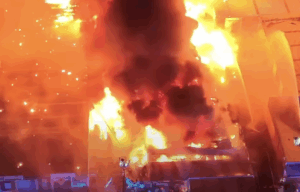 Μεγάλη φωτιά σε μονάδα αποβλήτων – Σοκαριστικές εικόνες