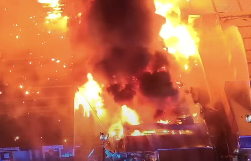 Μεγάλη φωτιά σε μονάδα αποβλήτων – Σοκαριστικές εικόνες