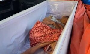 Χαμός σε κηδεία: Η νεκρή χτύπησε το φέρετρο για να βγει!