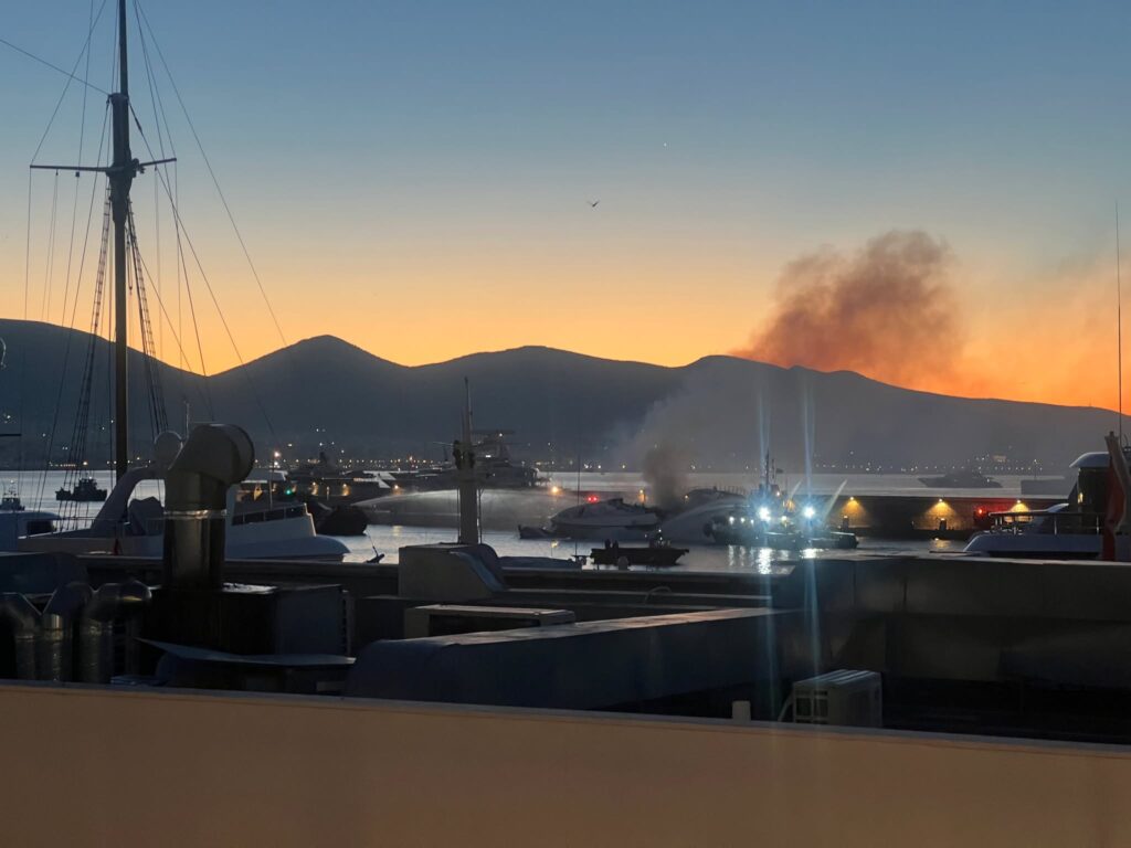 Φωτιά σε σκάφη στη Μαρίνα Ζέας