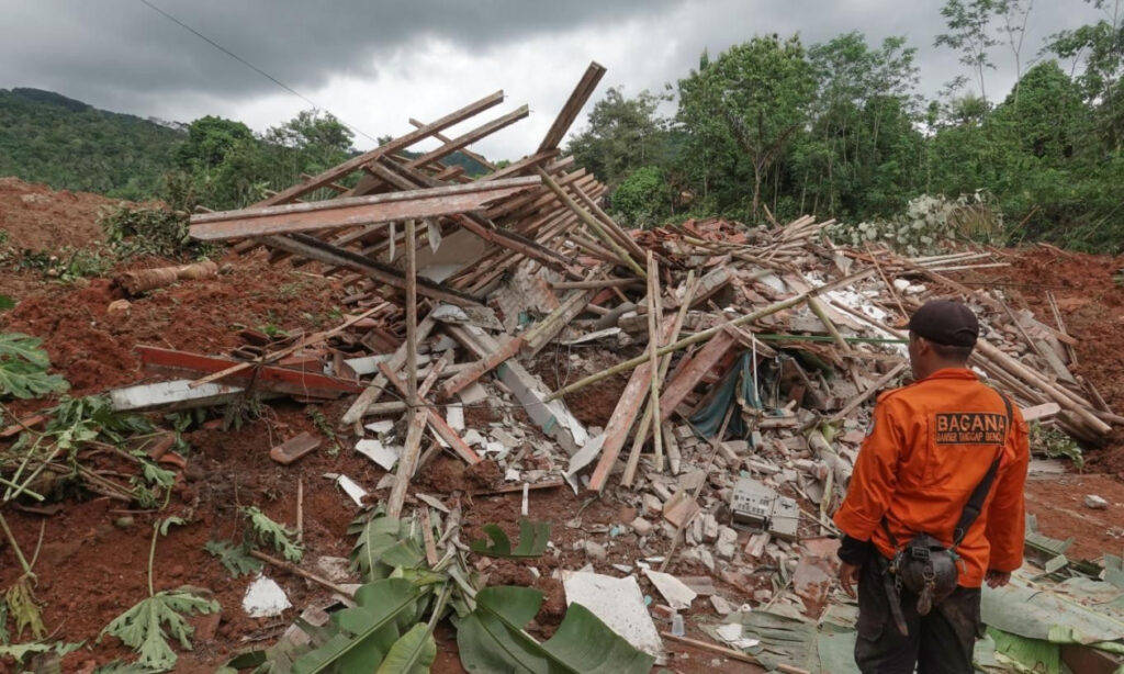 Τραγωδία στην Ινδονησία: Τουλάχιστον 6 νεκροί και 17 αγνοούμενοι μετά από φονική κατολίσθηση στη νήσο Τζάβα