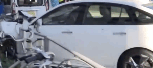 Σοκ: Αυτοκίνητο έπεσε πάνω σε πεζούς – Ένας νεκρός και πολλοί τραυματίες