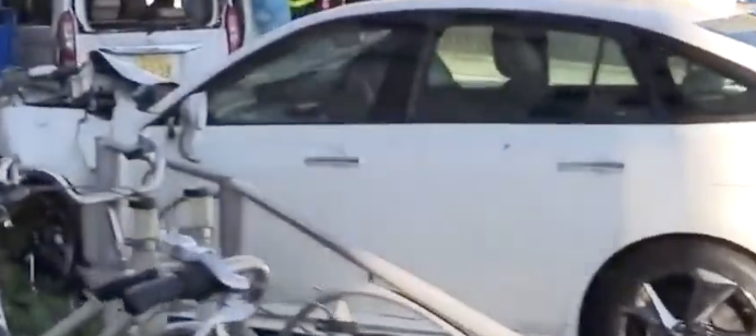 Σοκ: Αυτοκίνητο έπεσε πάνω σε πεζούς – Ένας νεκρός και πολλοί τραυματίες