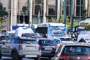 Τέλη κυκλοφορίας: Πώς το λουκέτο στα ΕΛΤΑ «φρενάρει» την πληρωμή τους