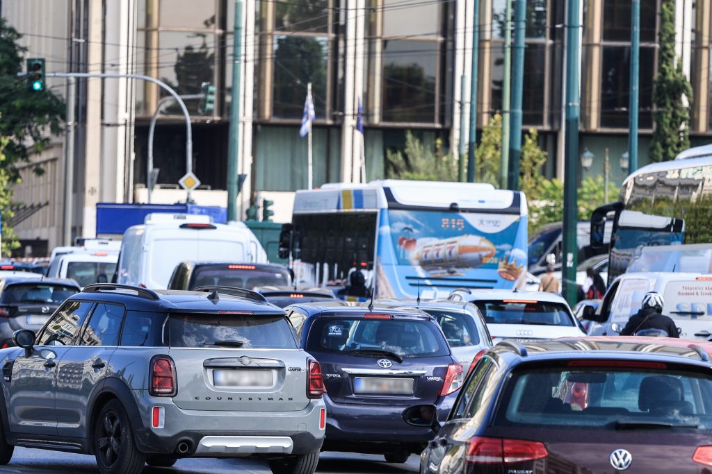 Τέλη κυκλοφορίας: Πώς το λουκέτο στα ΕΛΤΑ «φρενάρει» την πληρωμή τους