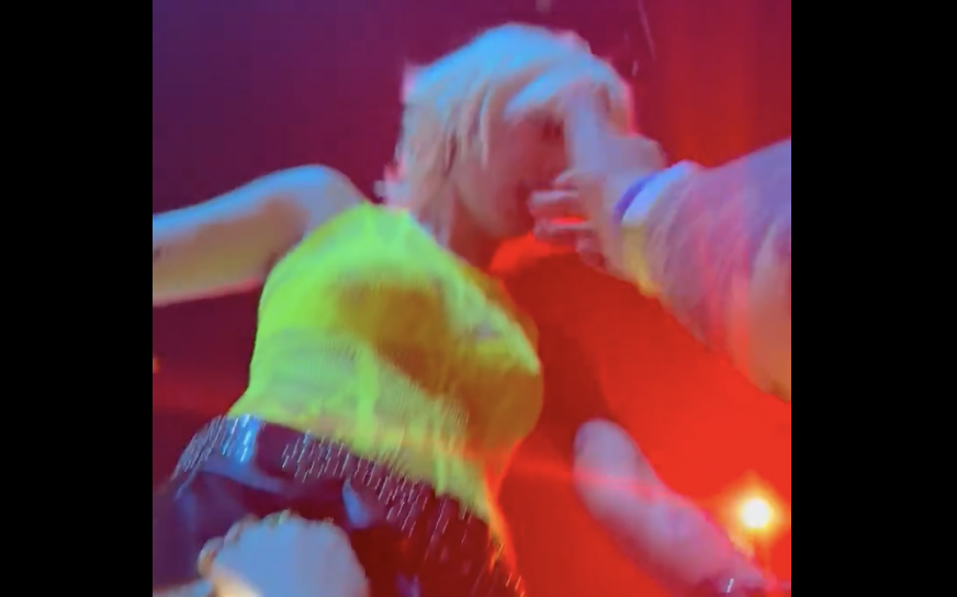 Η Halsey υπέστη παρενόχληση πάνω στη σκηνή: Σοκάρει το βίντεο - Έντονες αντιδράσεις στα social media