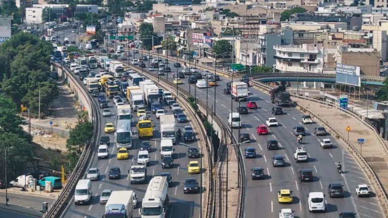 Κυκλοφοριακό κομφούζιο στην Αττική: Καθυστερήσεις σε Κηφισό, Λεωφόρο Αθηνών και Βουλιαγμένης