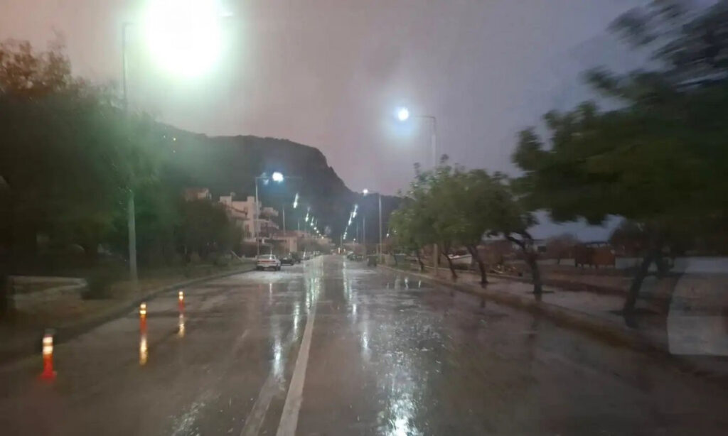 Σάμος και Μυτιλήνη πλήττονται από σφοδρή κακοκαιρία – Σοβαρά προβλήματα σε δρόμους και σπίτια