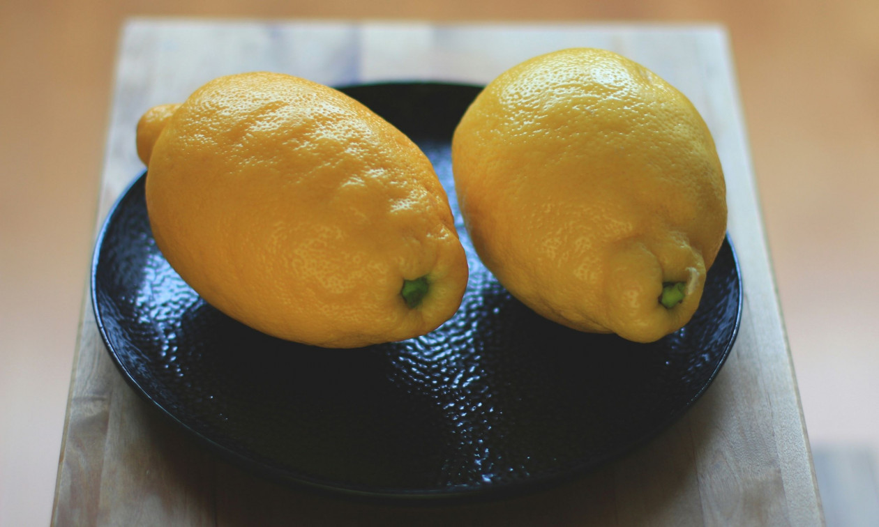 Τι θα συμβεί αν βάλετε ένα λεμόνι στον φούρνο μικροκυμάτων