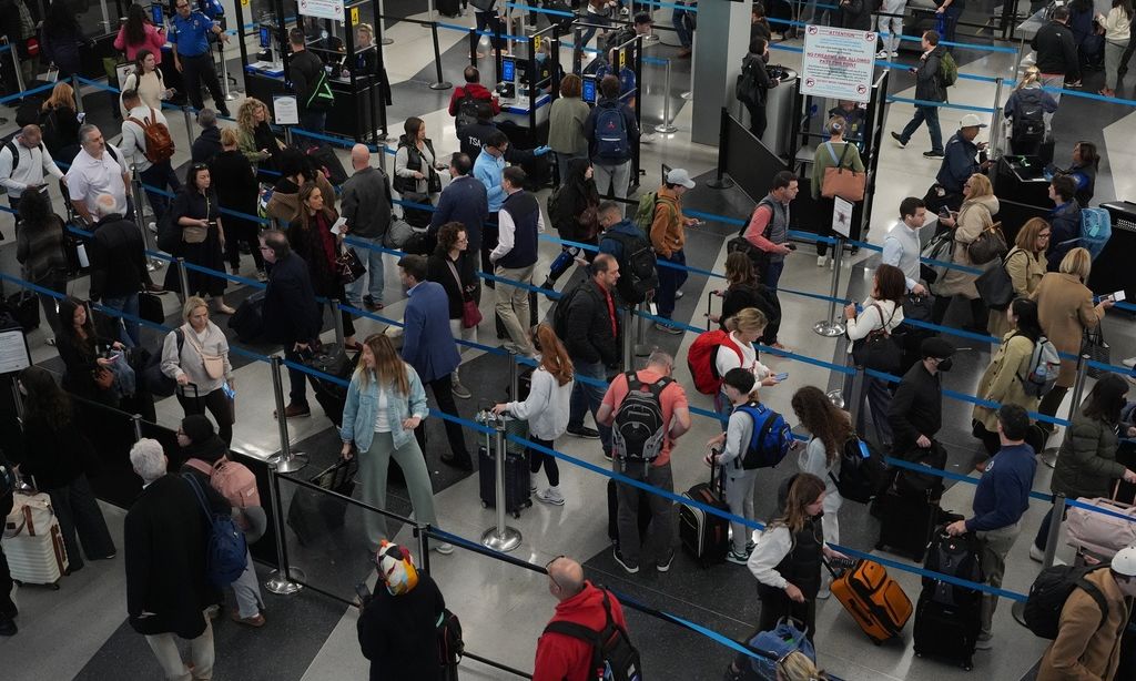 ΗΠΑ: Η FAA κόβει πτήσεις λόγω shutdown – Πάνω από 1.000 ακυρώσεις και μειώσεις έως 10%