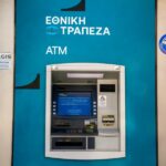 Εθνική Τράπεζα: Η πρώτη αγωγή για τις νέες χρεώσεις – Τι καταγγέλλει η ΕΚΠΟΙΖΩ για τους λογαριασμούς προνομίων