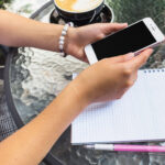 Ο λόγος που πρέπει να είναι πάντα να έχετε το κινητό με την οθόνη προς τα κάτω