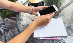 Ο λόγος που πρέπει να είναι πάντα να έχετε το κινητό με την οθόνη προς τα κάτω