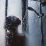 Αυτός είναι ο λόγος που οι ηλικιωμένοι δεν πρέπει να κάνουν ντους καθημερινά