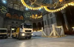 Αγία Σοφία: Εικόνες ΣΟΚ με φορτηγά 20 τόνων – Τι συμβαίνει;